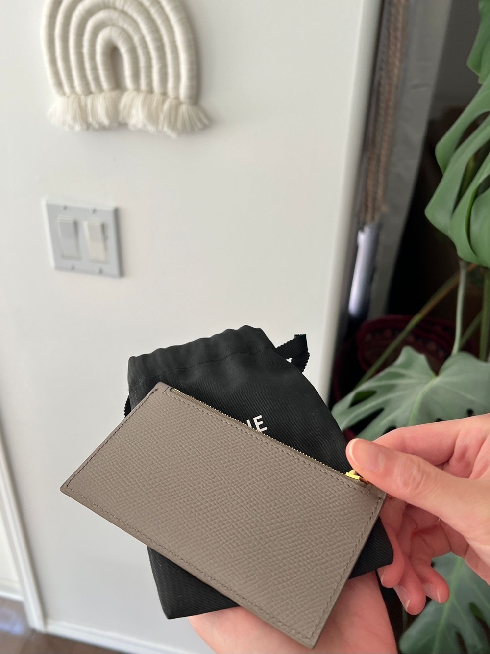 Celine Pebble Zipped Compact Card Holder in grained calfskin - Picture 3 of 8